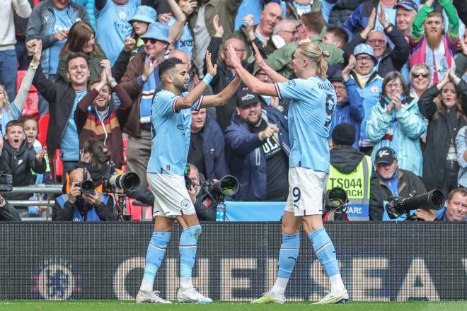 Mahrez y Haaland celebran un gol del Manchester City (Foto: Cordon Press).