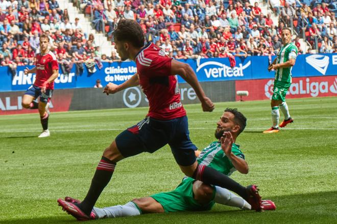 Abde y Montoya, en el Osasuna-Betis (Foto: Cordon Press).