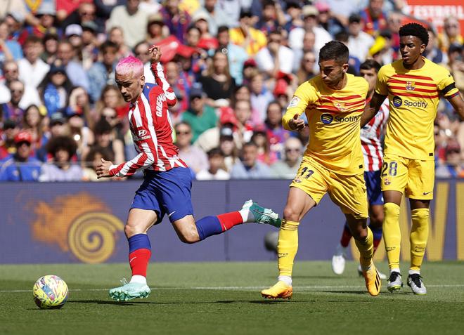 Griezmann, ante Ferran Torres en el Barcelona-Atlético (Foto: ATM).