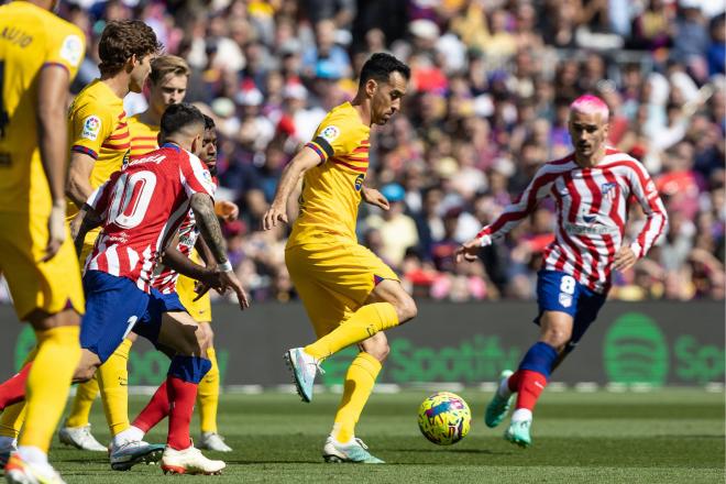 Busqutes controla el balón en el Barcelona-Atlético (FOTO: Cordón Press).