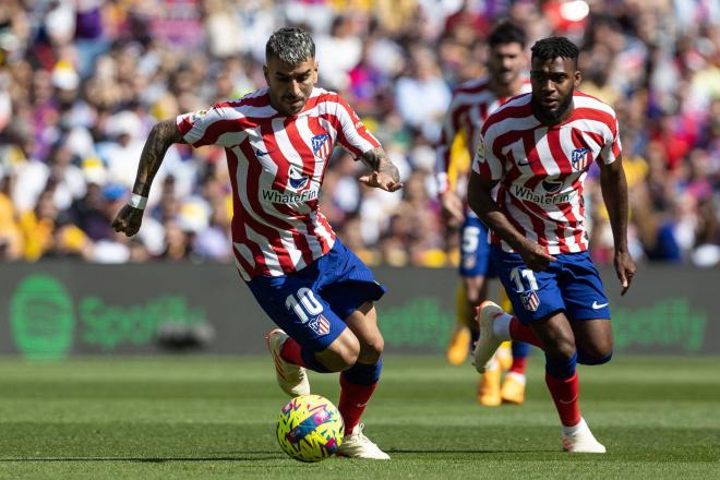 Ángel Correa, junto a Lemar en el Barcelona-Atlético (Foto: Cordon Press).