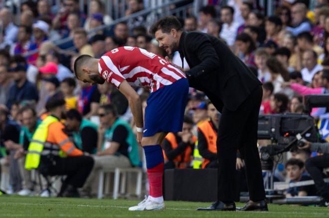Simeone da instrucciones a Carrasco en el Camp Nou (Foto: Cordon Press).
