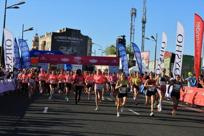 La Carrera de la Mujer tiñe de rosa las calles de València