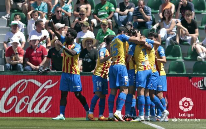 Los jugadores del Valencia celebran el gol de Lino (Foto: LaLiga).