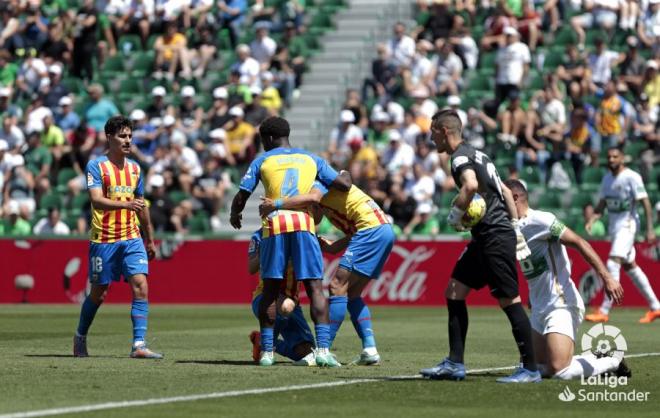 Los jugadores del Valencia celebran el segundo gol al Elche (Foto: LaLiga),