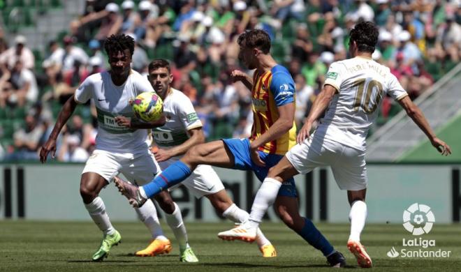 Nico disputa el balón en el Elche-Valencia CF (Foto: LaLiga),