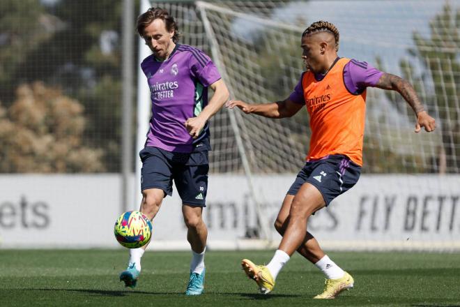 Luka Modric y Mariano, en una sesión del Real Madrid (Foto: RM).