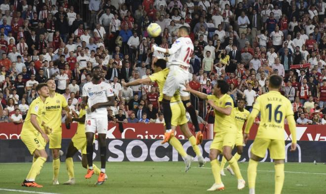 En-Nesyri vuela para hacer el 2-1 en el Sevilla-Villarreal (Foto: Kiko Hurtado).