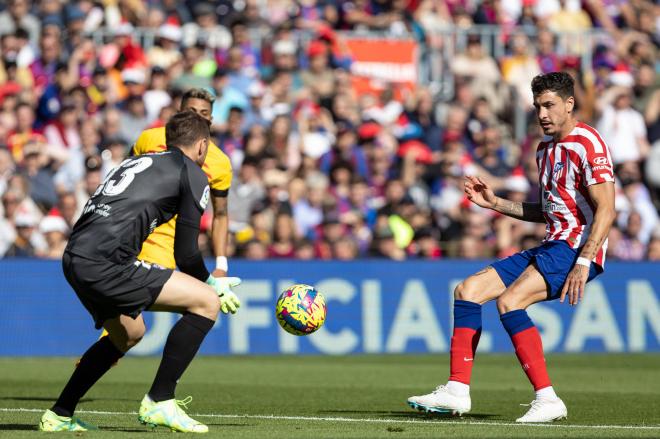 Oblak y Giménez, en una jugada del Barcelona-Atlético (FOTO: Cordón Press).