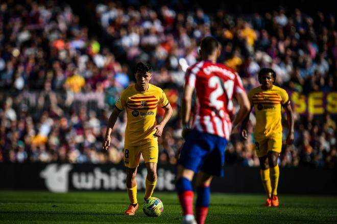 Pedri conduce el balón en el Barcelona-Atlético (FOTO: Cordón Press).