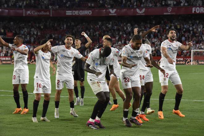 La fiesta del Sevilla tras ganar al Villarreal (Foto: Kiko Hurtado).