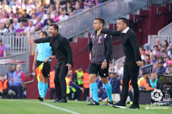 Simeone y Xavi dan órdenes en el Barcelona-Atlético (Foto: LaLiga).