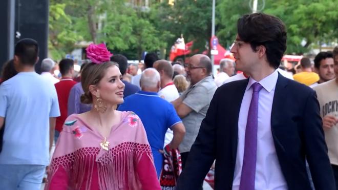 Aficionados del Sevilla vestidos de Feria en las inmediaciones del Sánchez-Pizjuán