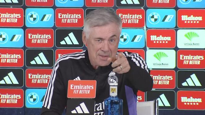 Ancelotti llega a la rueda de prensa y sorprende a todo el mundo: 