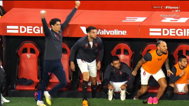 Los jugadores del Sevilla celebran el gol de En-Nesyri.