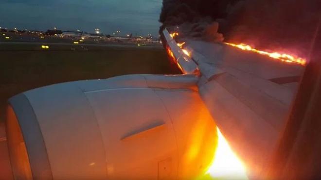 El avión del Arsenal, ardiendo antes del despegue.