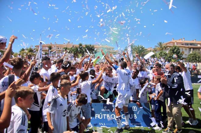 El Marbella celebra el ascenso a 2ªRFEF (Foto: MFC)