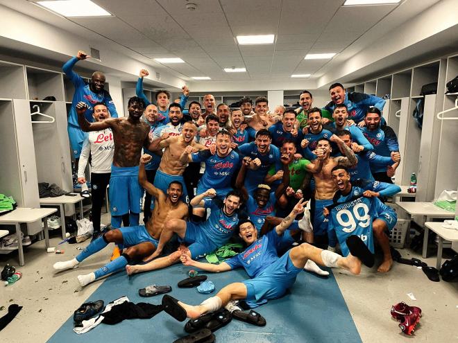 Los jugadores del Nápoles celebrando en el vestuario la victoria (Foto: @sscnapoli).