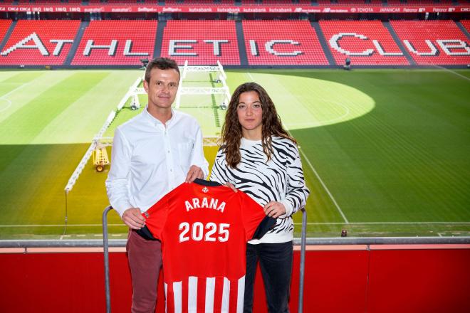 El presidente, Jon Uriarte, con la jugadora Paula Arana en San Mamés (Foto: Athletic Club).