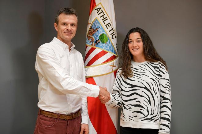 El presidente, Jon Uriarte, saluda a la jugadora del equipo femenino Paula Arana en Ibaigane (Foto: Athletic Club).