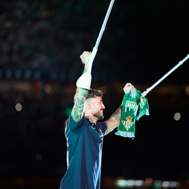 Víctor Camarasa, con muletas durante la celebración de la Copa del Rey 2022 en el Benito Villamarín.