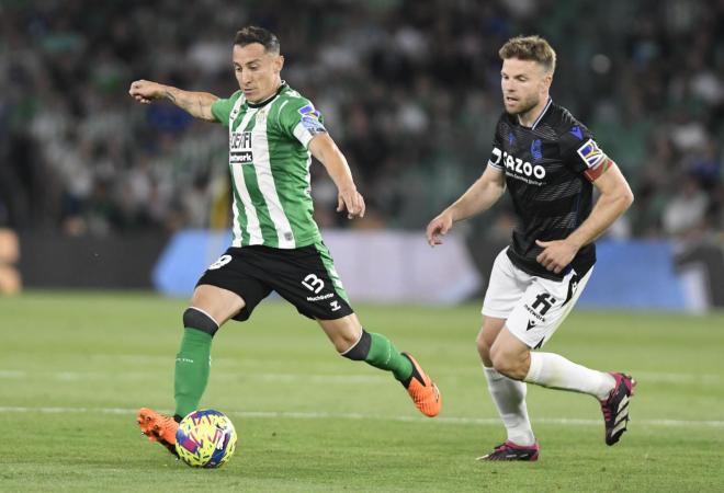 Andrés Guardado golpea la pelota (Foto: Kiko Hurtado).