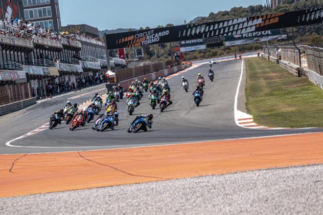 Primera curva de la carrera en Cheste de la Copa de España Superbikes (Foto: Copa de España Superbikes)