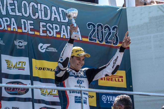 Samuel Díaz en el podio como ganador en la Copa de España de Superbikes (Foto: Copa de España de Superbikes)
