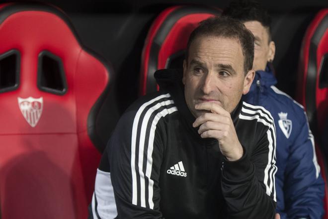Jagoba Arrasate, técnico del Osasuna, en el banquillo del Sevilla (Foto: Cordon Press).