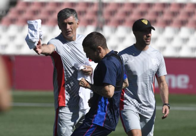 Mendilibar y el Papu Gómez, en el entrenamiento de este miércoles (Foto: Kiko Hurtado).