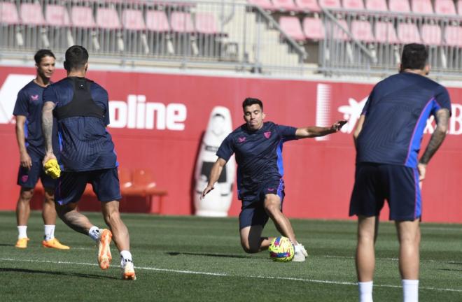 Acuña, en el entrenamiento del Sevilla de este miércoles (Foto: Kiko Hurtado).