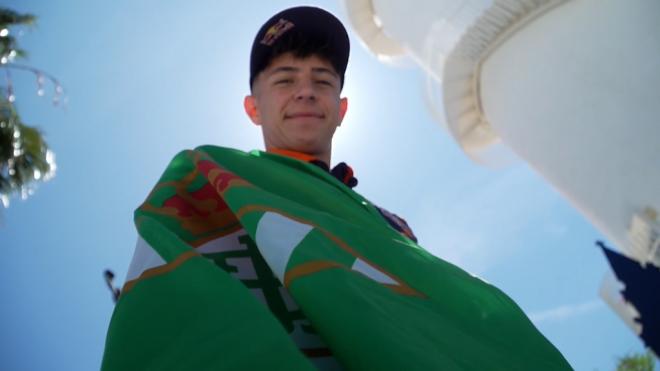 José Antonio Rueda, posa sonriente con la bandera del Betis.