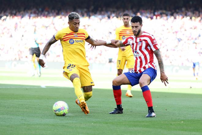 Raphinha y Mario Hermoso en el partido del FC Barcelona contra Atlético de Madrid (Foto: Cordon Pr
