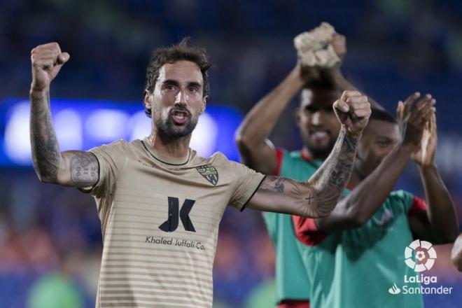 Íñigo Eguaras celebra el triunfo del Almería (Foto: LaLiga).