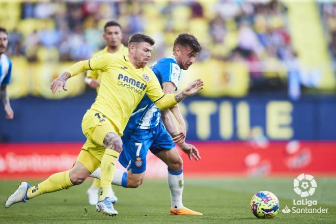 Puado y Alberto Moreno luchan por el balón en el Villarreal-Espanyol. Fuente: LaLiga