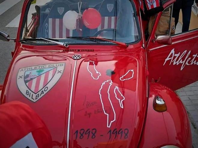 El Volkswagen Escarabajo del peñista del Athletic Pepe 'El Cebollero' ha viajado desde Villena hasta Bilbao.