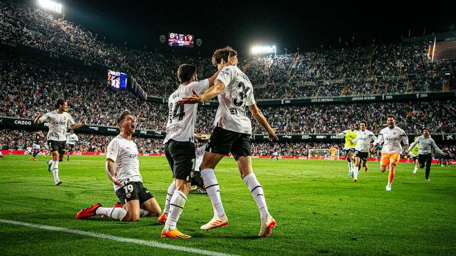 Javi Guerra celebra su gol ante el Real Valladolid.