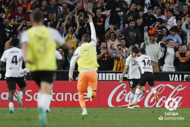 La locura se desató en Mestalla con el gol de Javi Guerra.