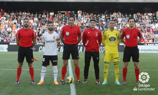 José Gayà posa con Munuera Montero antes de la polémica del Valencia CF - Valladolid (Foto: LaLiga).
