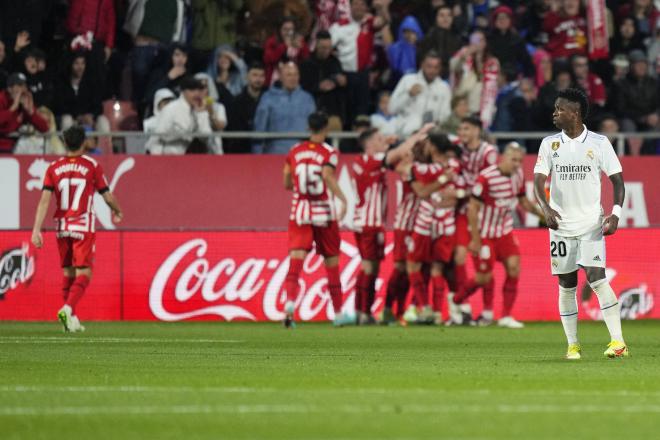 La decepción de Vinicius mientras el Girona celebra un gol (Foto: Cordon Press).
