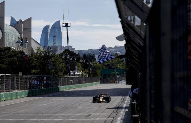 Max Verstappen ganando en el GP de Azerbaiyán 2022 (Foto: Cordon Press)