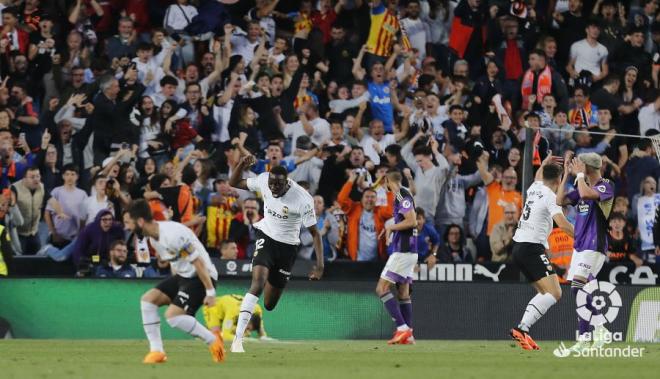 Mestalla celebra el gol de Diakhaby al Pucela (Foto: LaLiga).