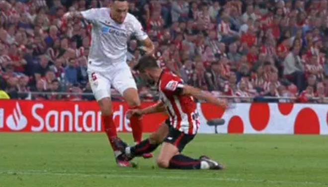 El pisotón de Yeray a Lucas Ocampos.