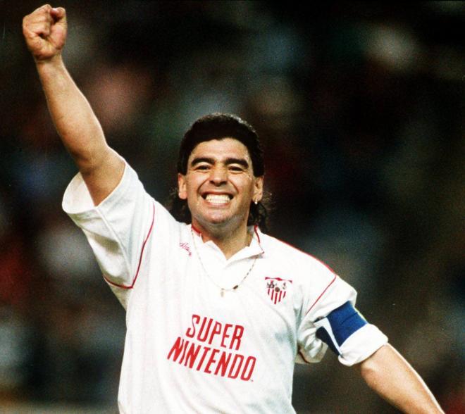 Maradona con la camiseta del Sevilla