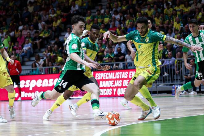 El bético Carrasco dispara a puerta (foto: Betis Futsal).