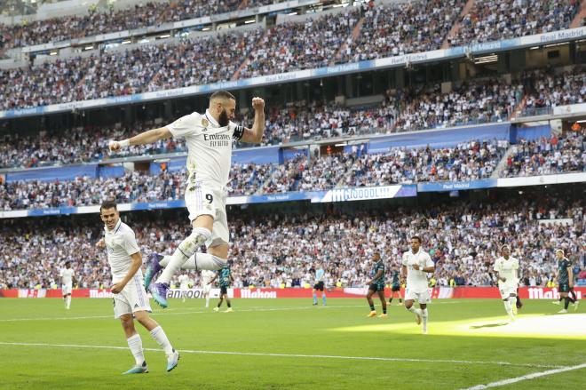 Karim Benzema celebra un gol en el Real Madrid-Almería (Foto: EFE).