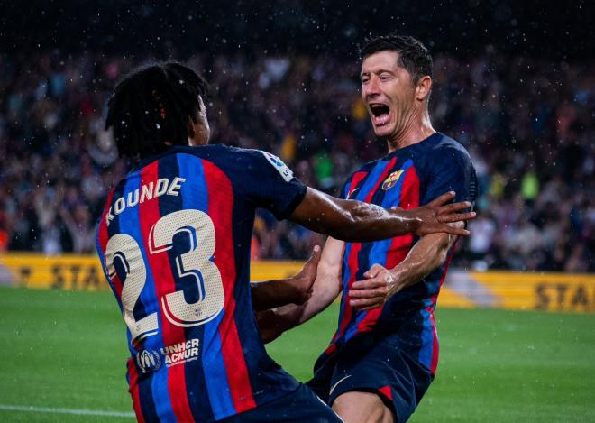 Koundé y Lewandowski celebran el segundo gol del Barcelona al Betis (Foto: FCB).