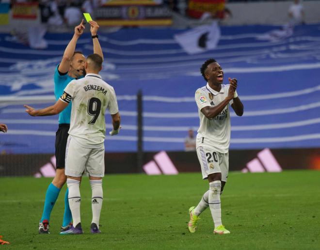 Vinicius recibiendo la tarjeta amarilla en el Real Madrid-Almería (Foto: Cordon Press).
