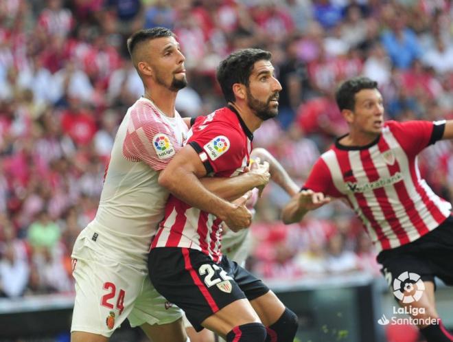 Raúl García es agarrado en el Athletic-Mallorca. Fuente: LaLiga