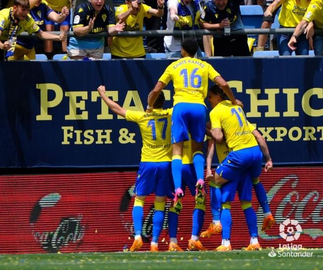 Los jugadores del Cádiz celebran el gol de Sergi Guardiola (Foto: LaLiga).